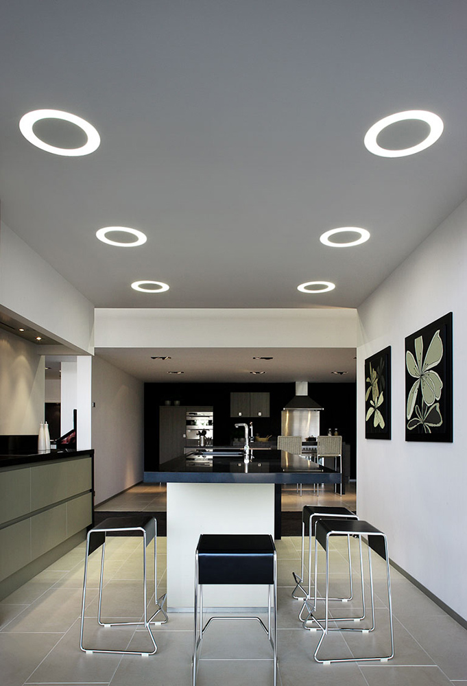 Черные точечные светильники на белом потолке в интерьере фото